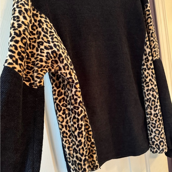 Black tunic with leopard print - Picture 2 of 3